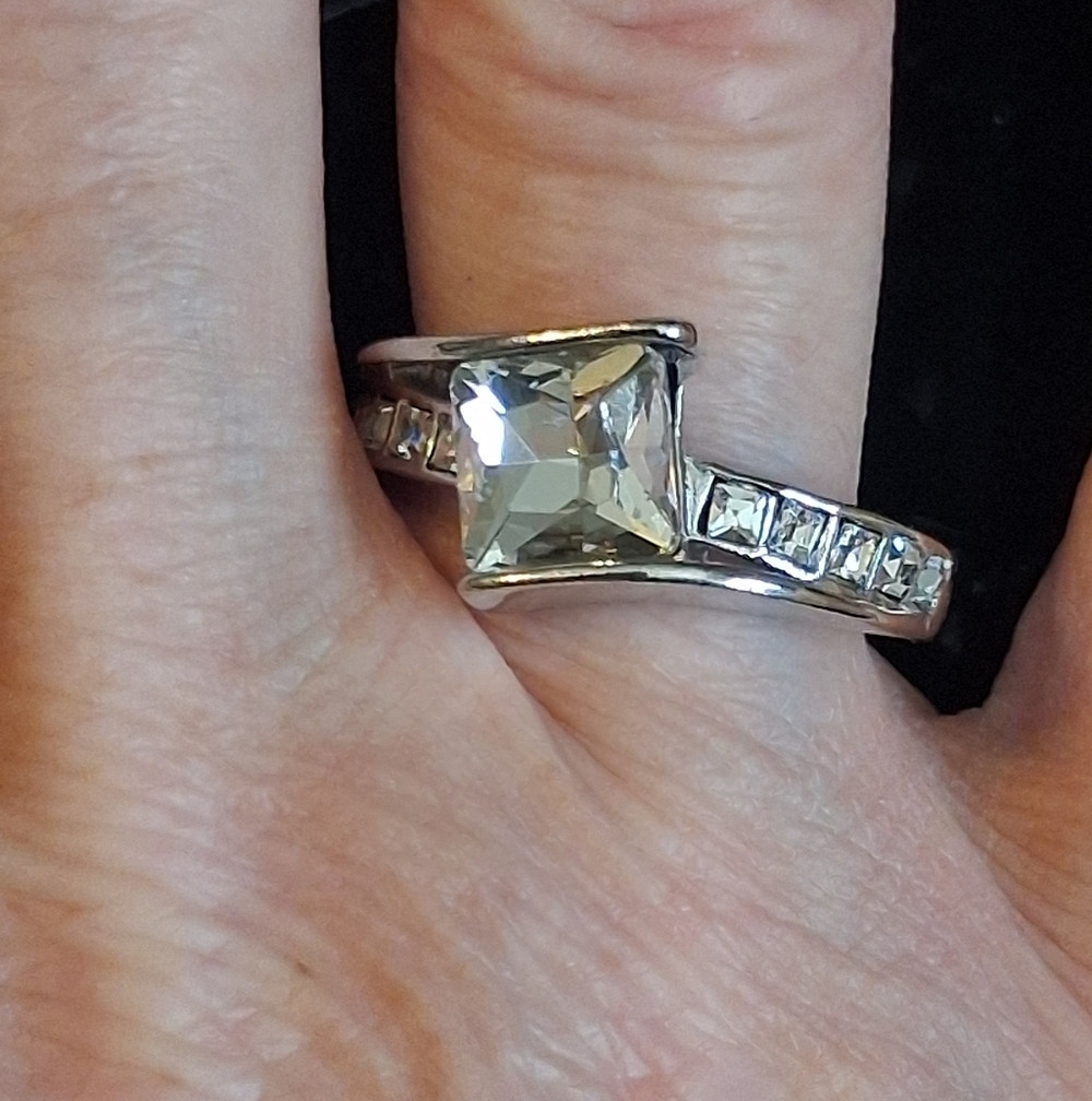 Silvertone Ring With Faux Diamonds Size 11 1/2 - Picture 5 of 9